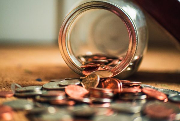 How to Earn Money While Travelling (1)