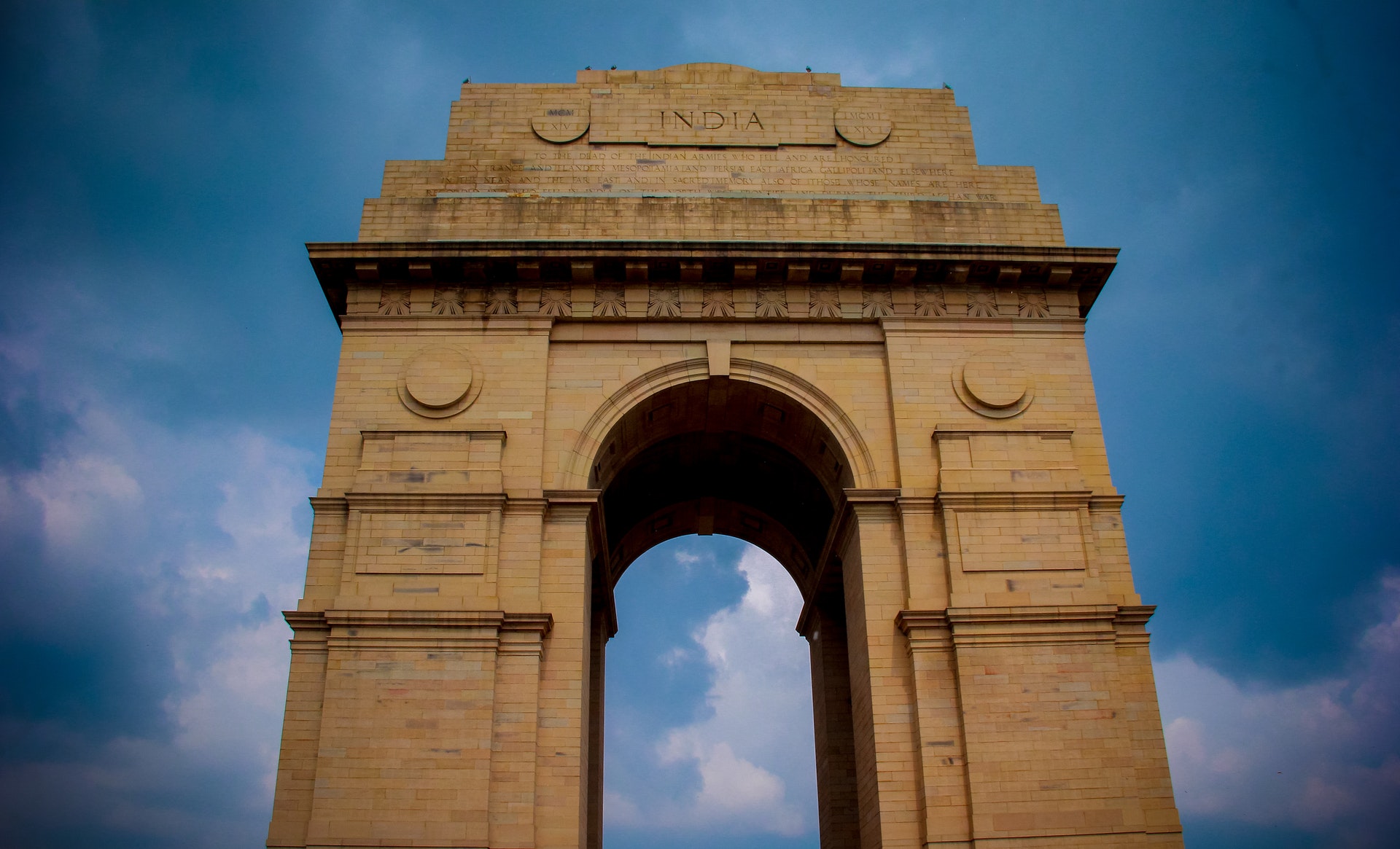 India-gate-Delhi-travelntrails